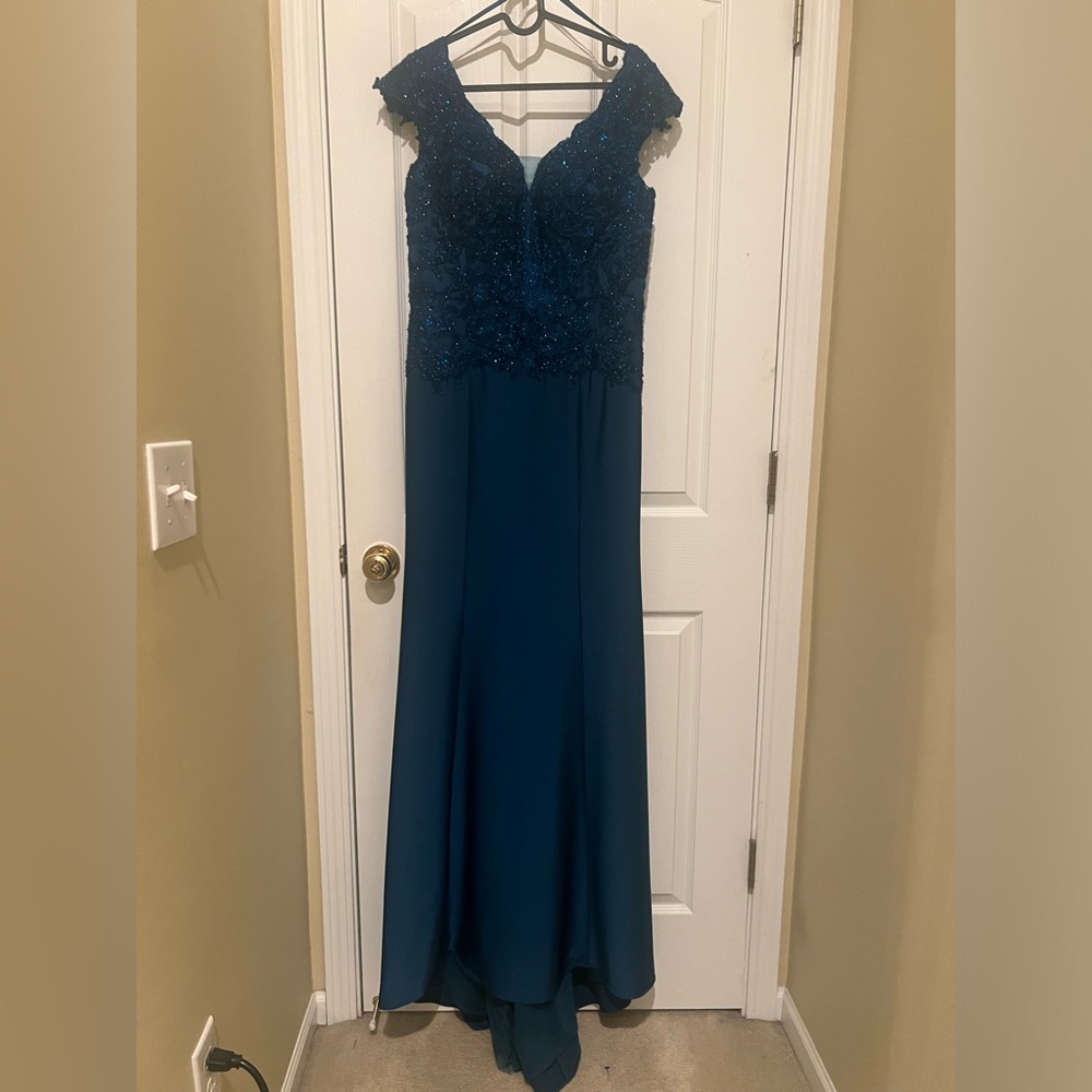 MGNY 👗Stunning Gown